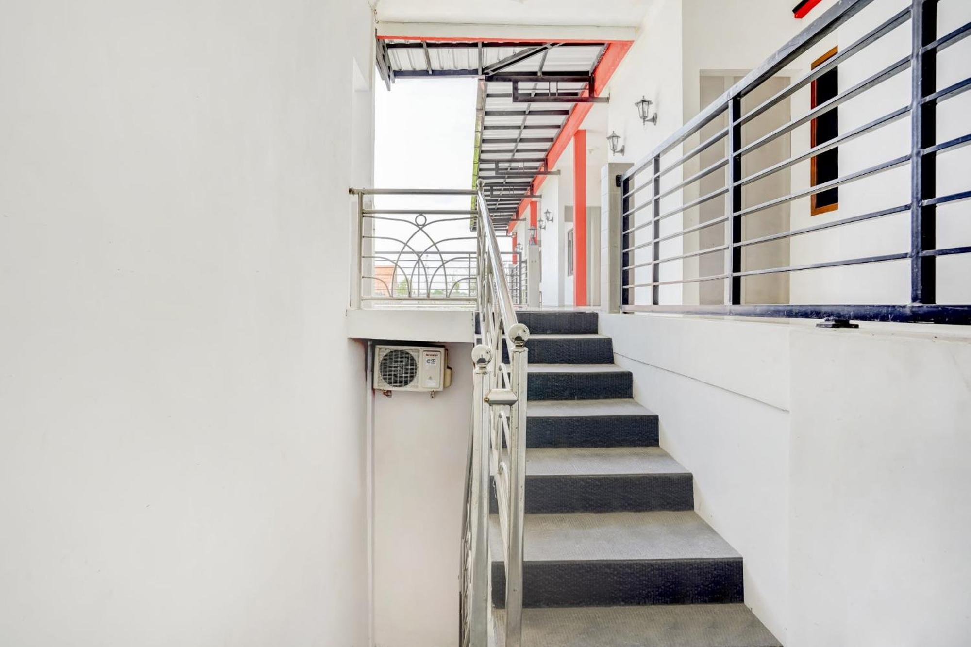 OYO 3702 Homestay Bougenville Lamongan Luaran gambar
